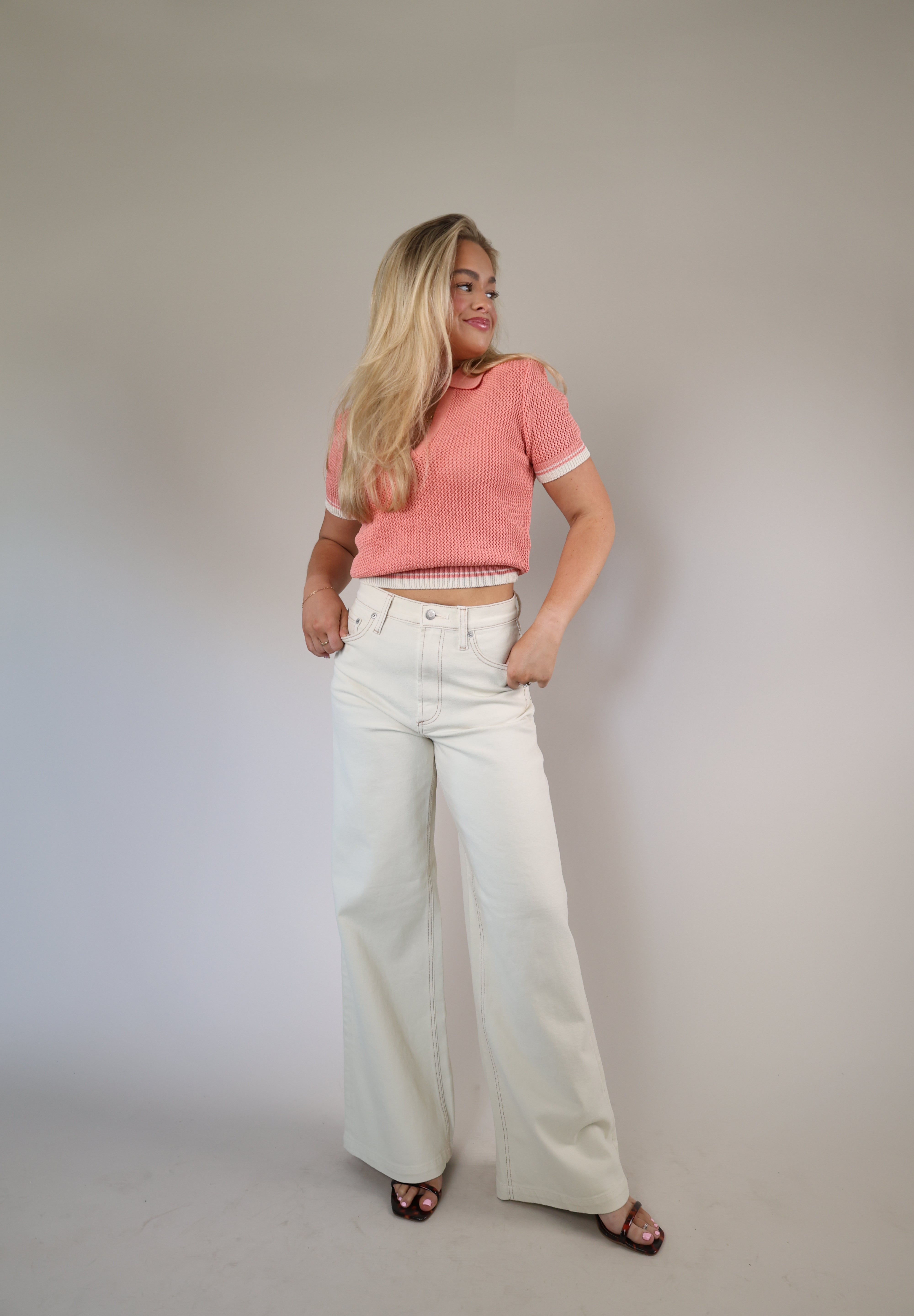 Pink cropped sweater top with short sleeves and a Johnny collar, offering a chic and relaxed style.