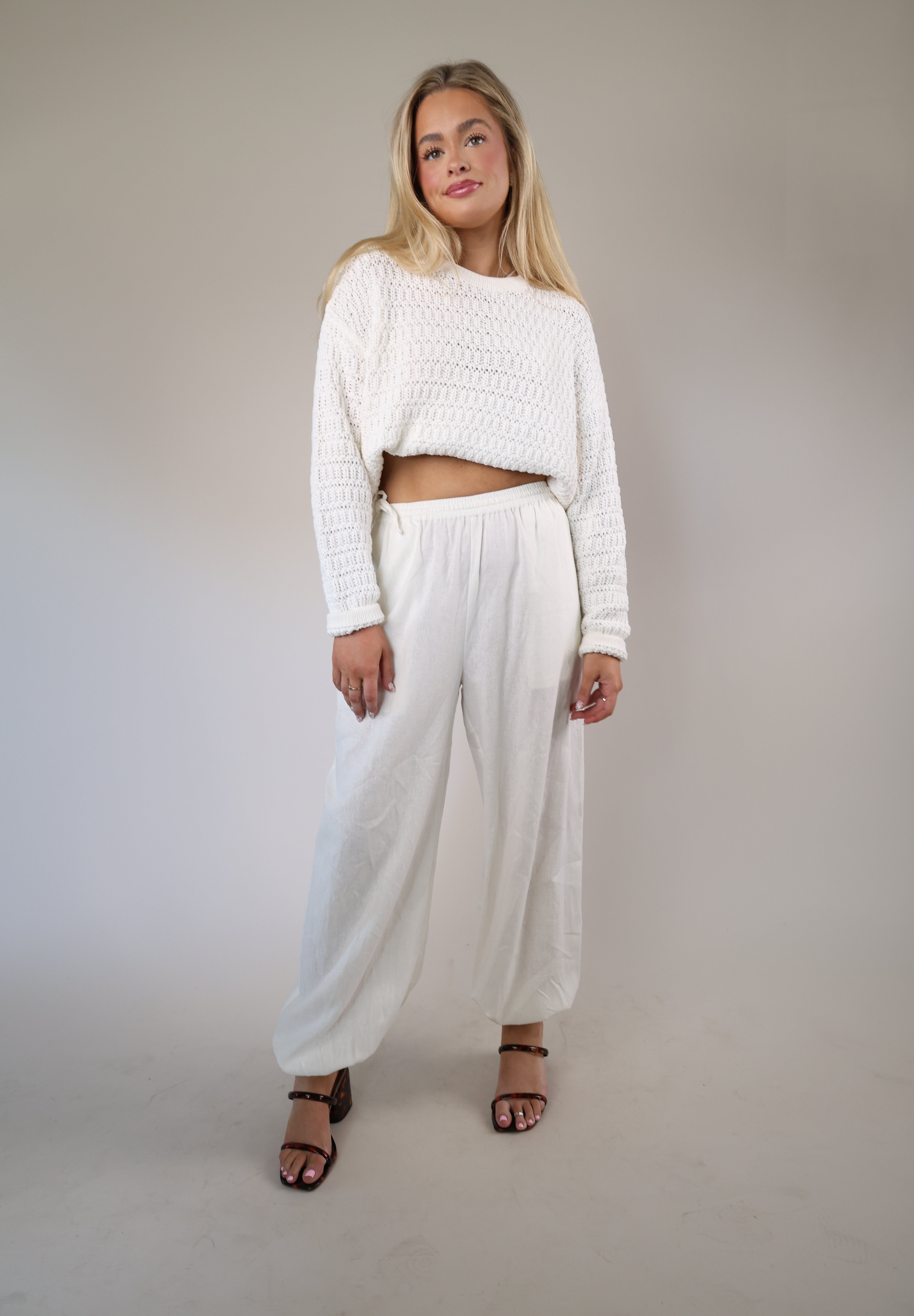 White Steve Madden Divinia pants in lightweight linen with a wide-leg fit, side pockets, and an elastic waistband with drawstring.