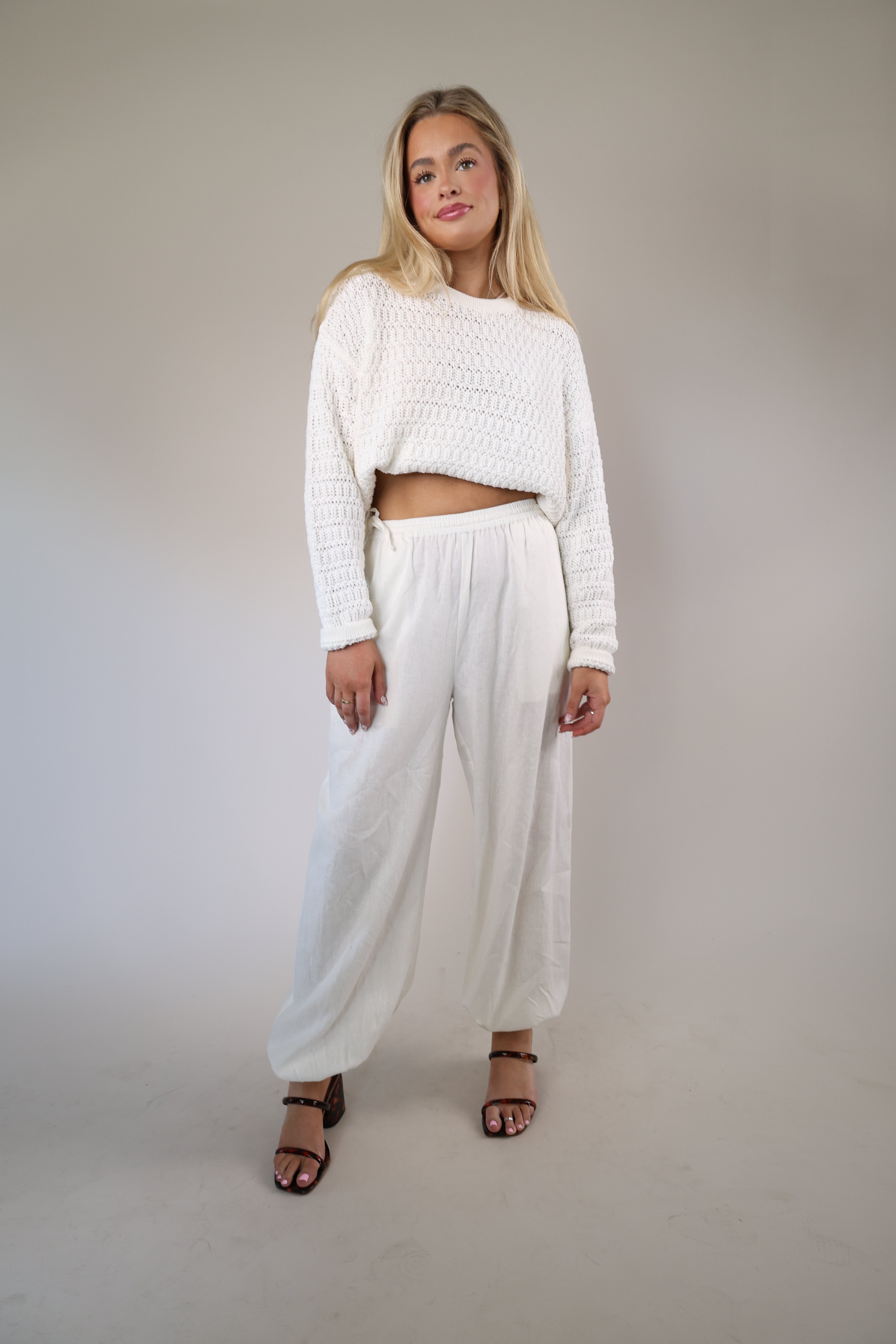 White Steve Madden Divinia pants in lightweight linen with a wide-leg fit, side pockets, and an elastic waistband with drawstring.