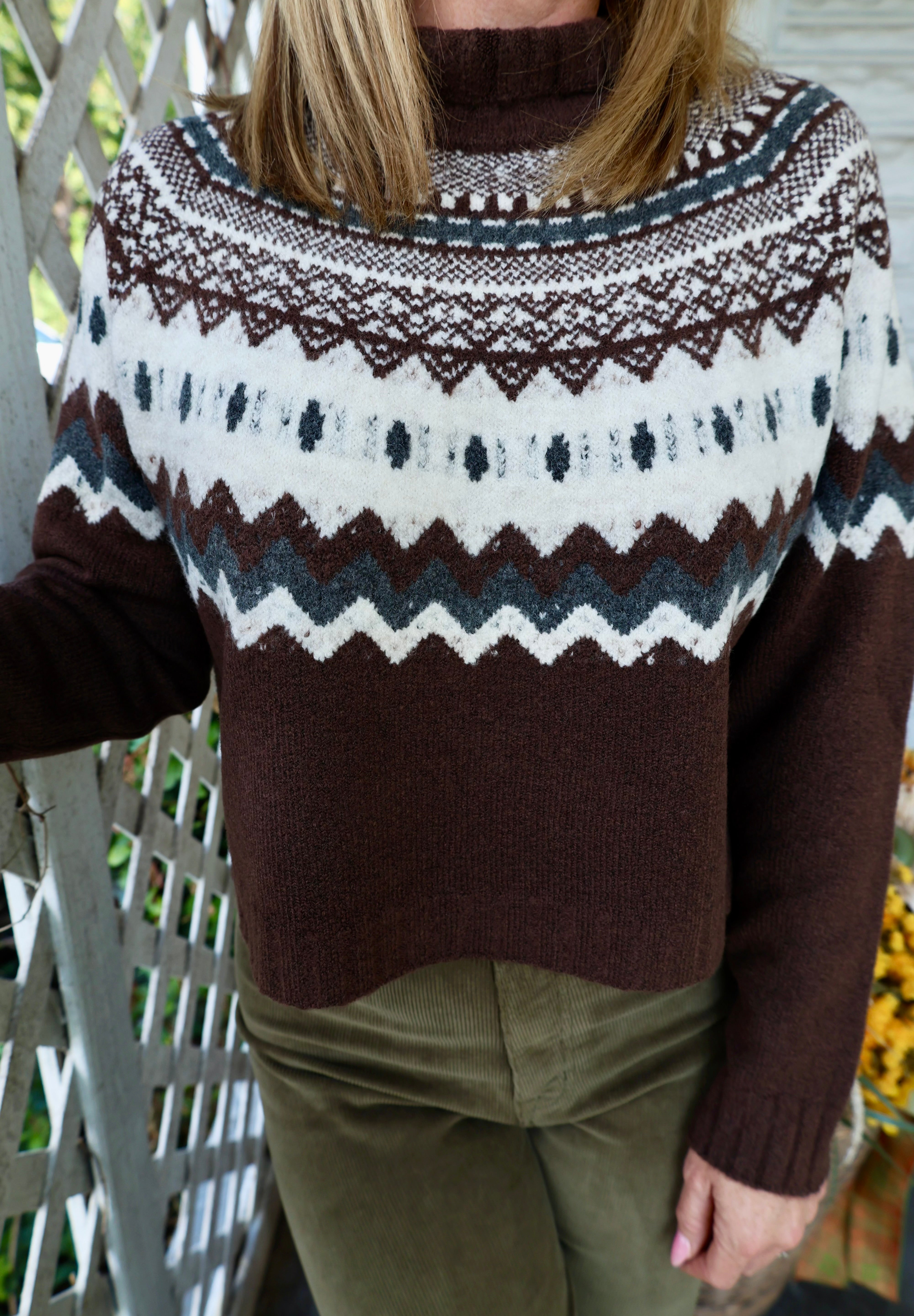 Brown grey women’s sweater with long sleeves and a relaxed versatile fit