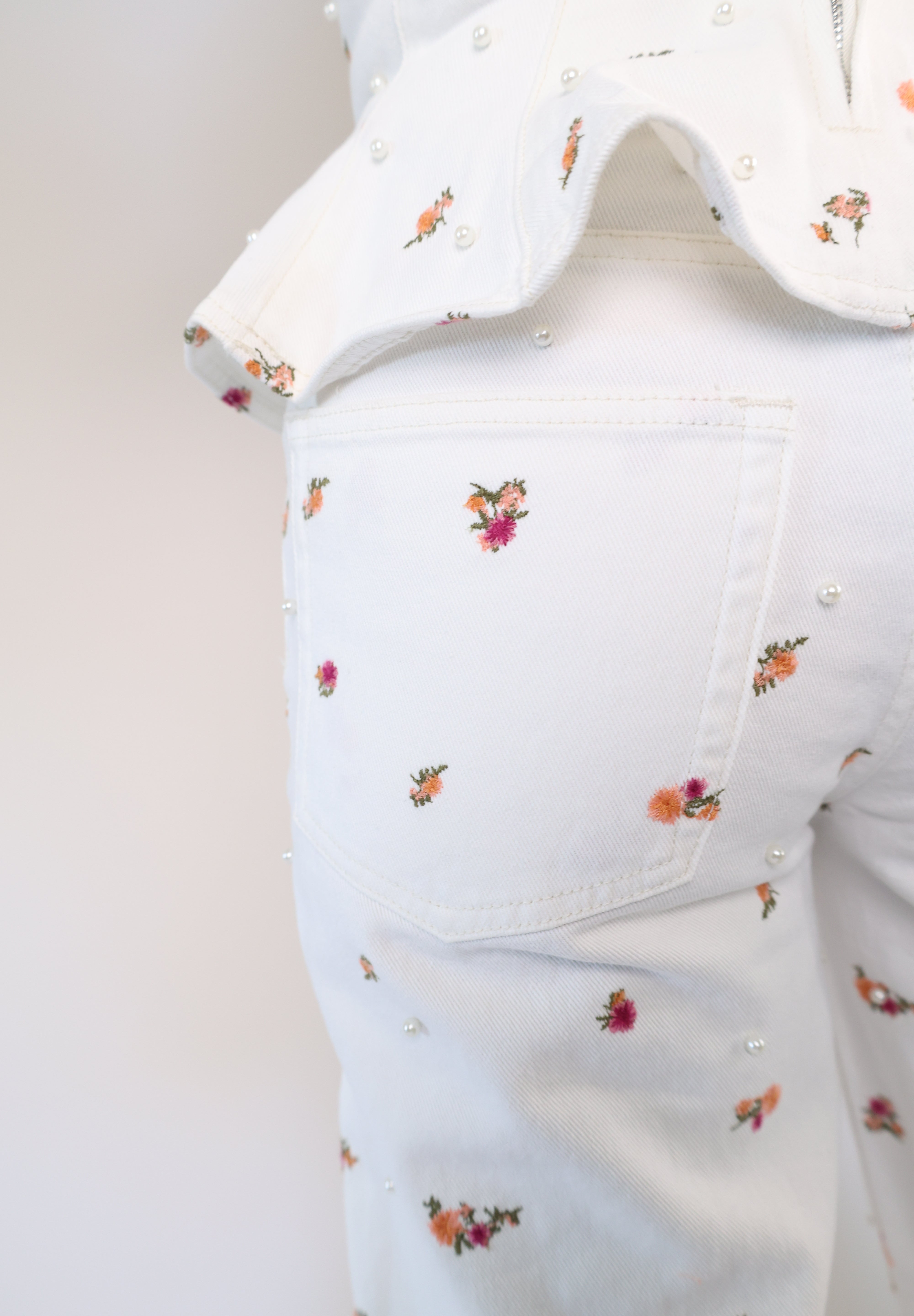 Spring floral wide-leg jeans with allover print and functional pockets