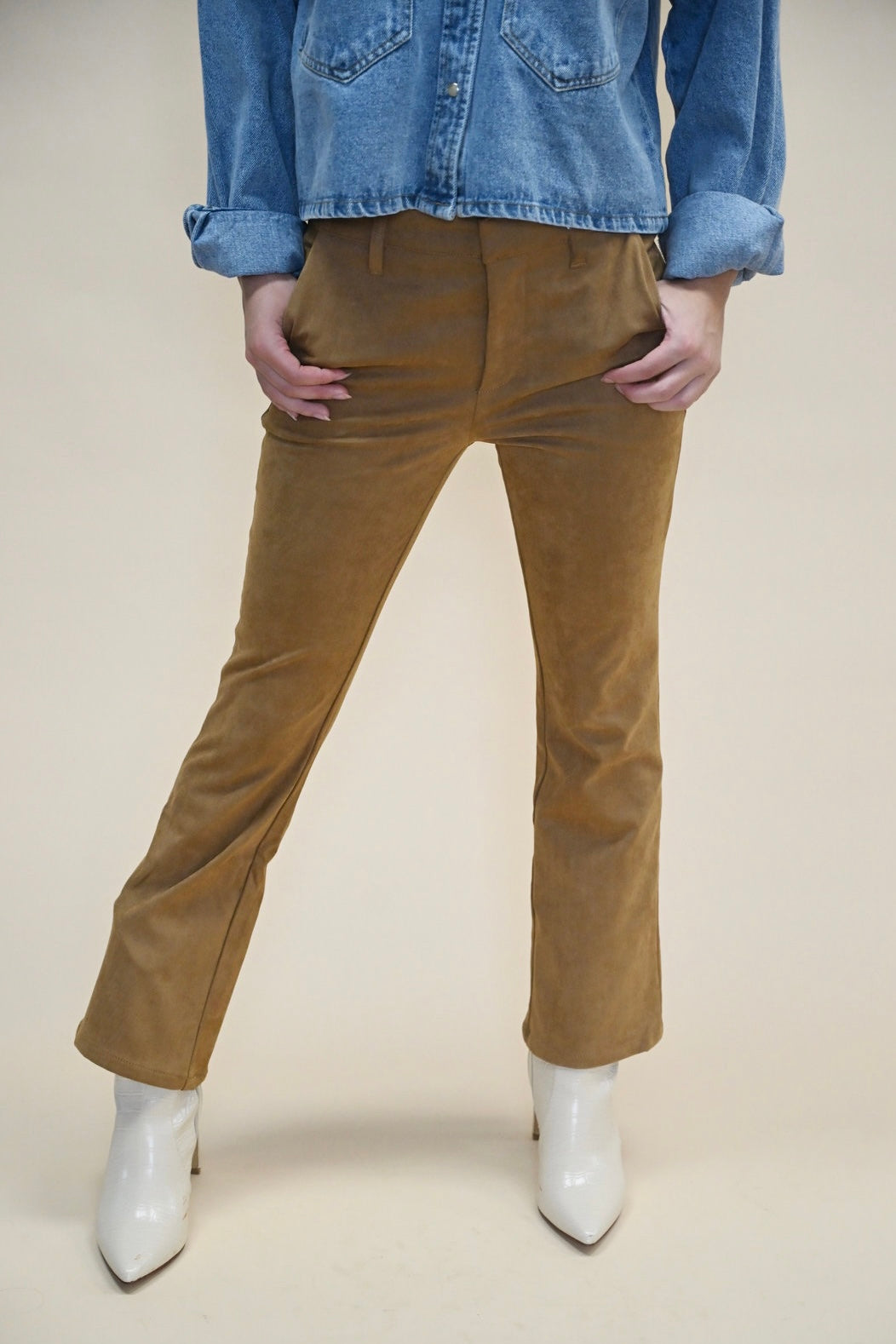 Dear John Flare Denim in beige — cropped cut and soft stretch fabric for a timeless, flattering fit.