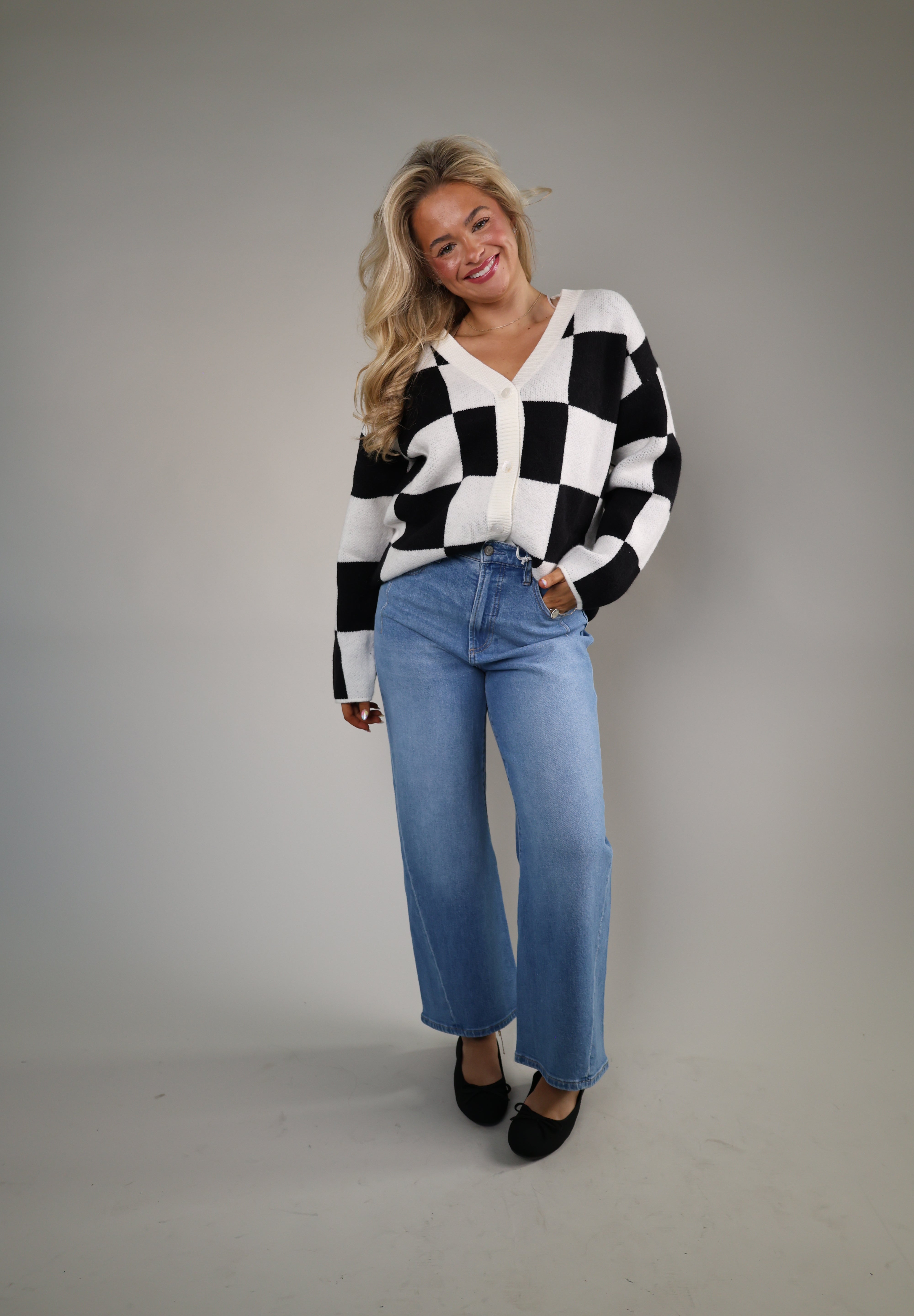 Women’s checkered cardigan with V-neckline and button-front closure