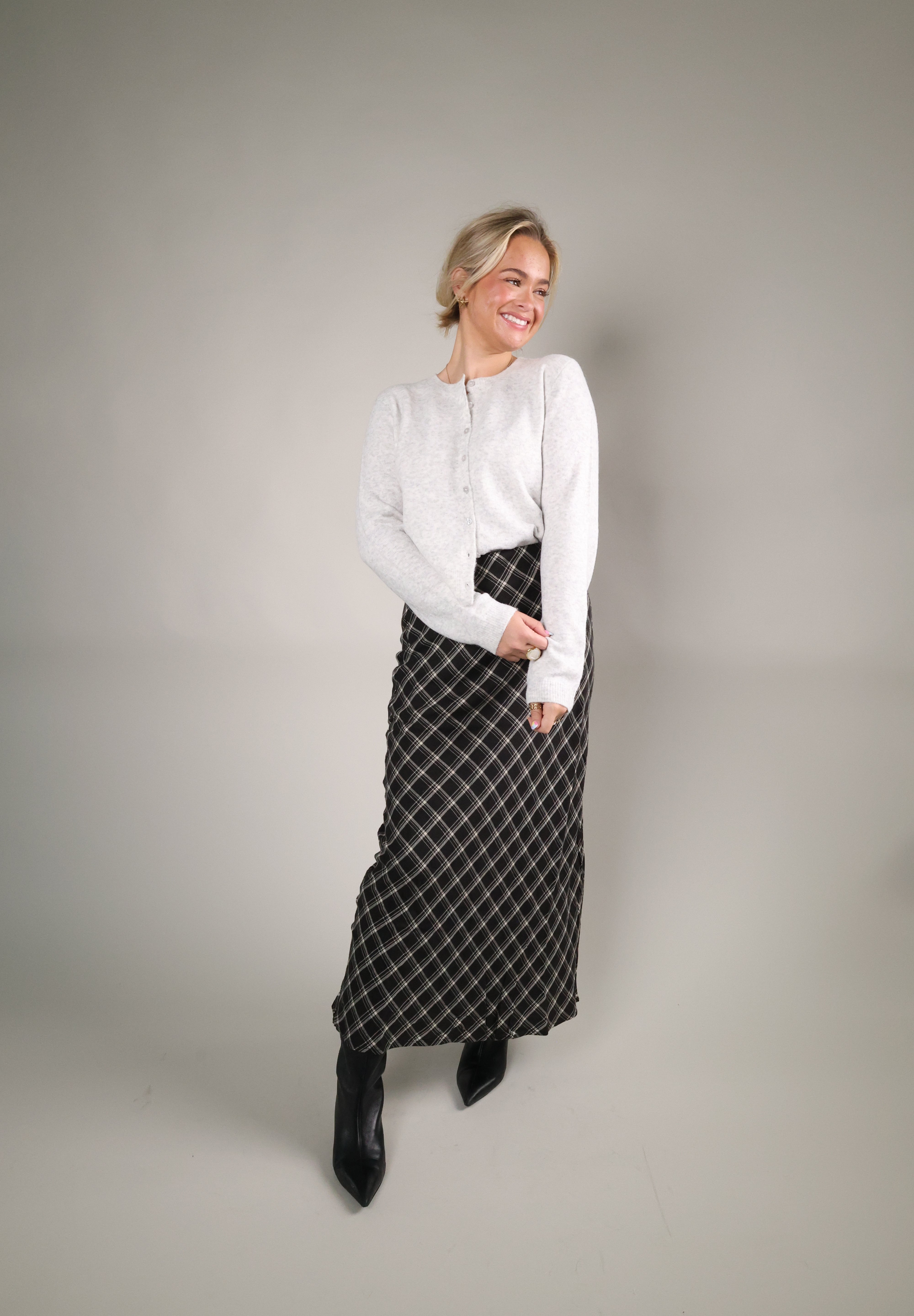 Flowy women’s plaid maxi skirt with elastic waist and soft lined fabric, perfect with sweaters and cardigans.