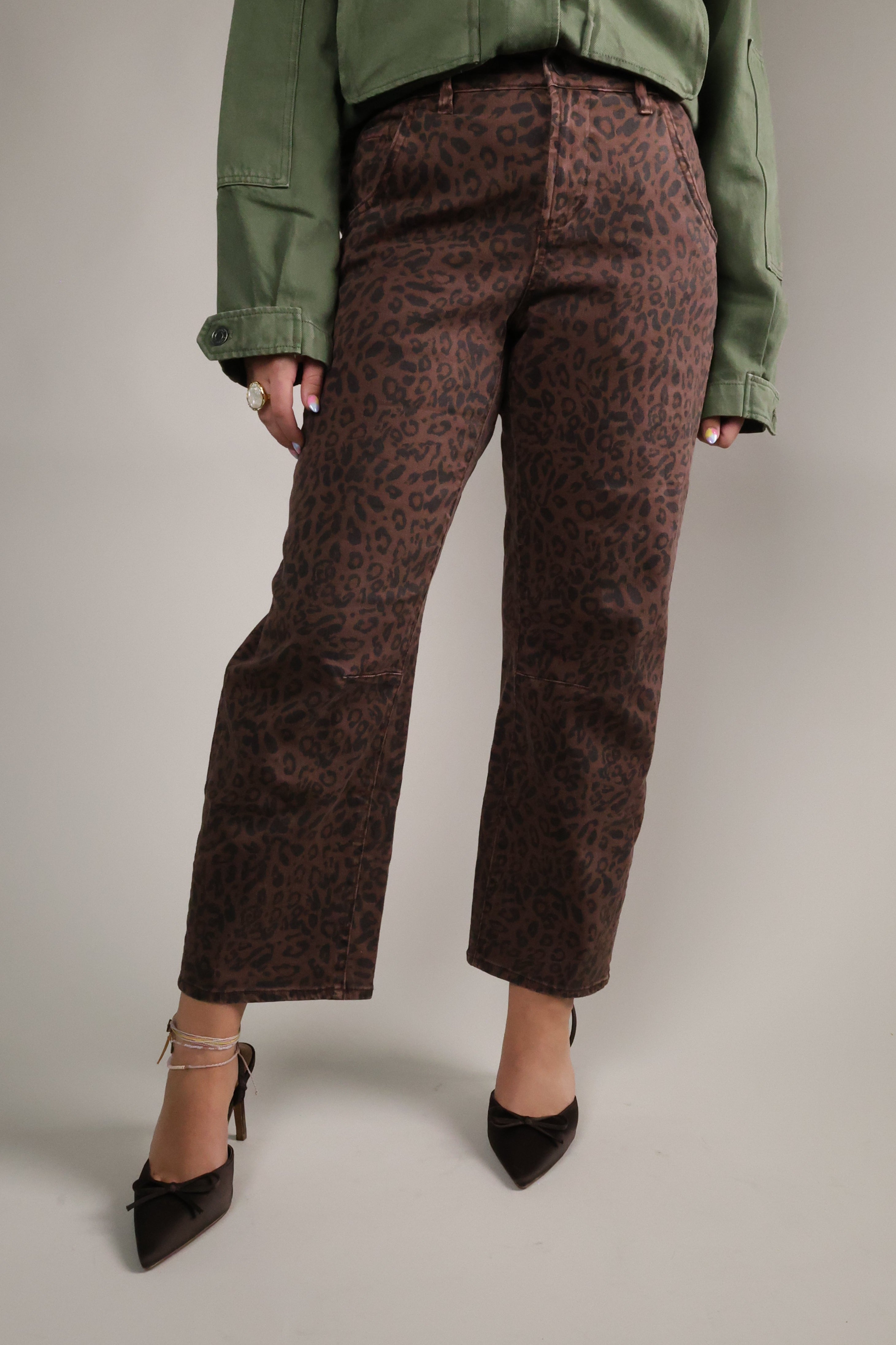 Trendy women’s barrel jeans in brown leopard print, styled as a statement denim look for fall.